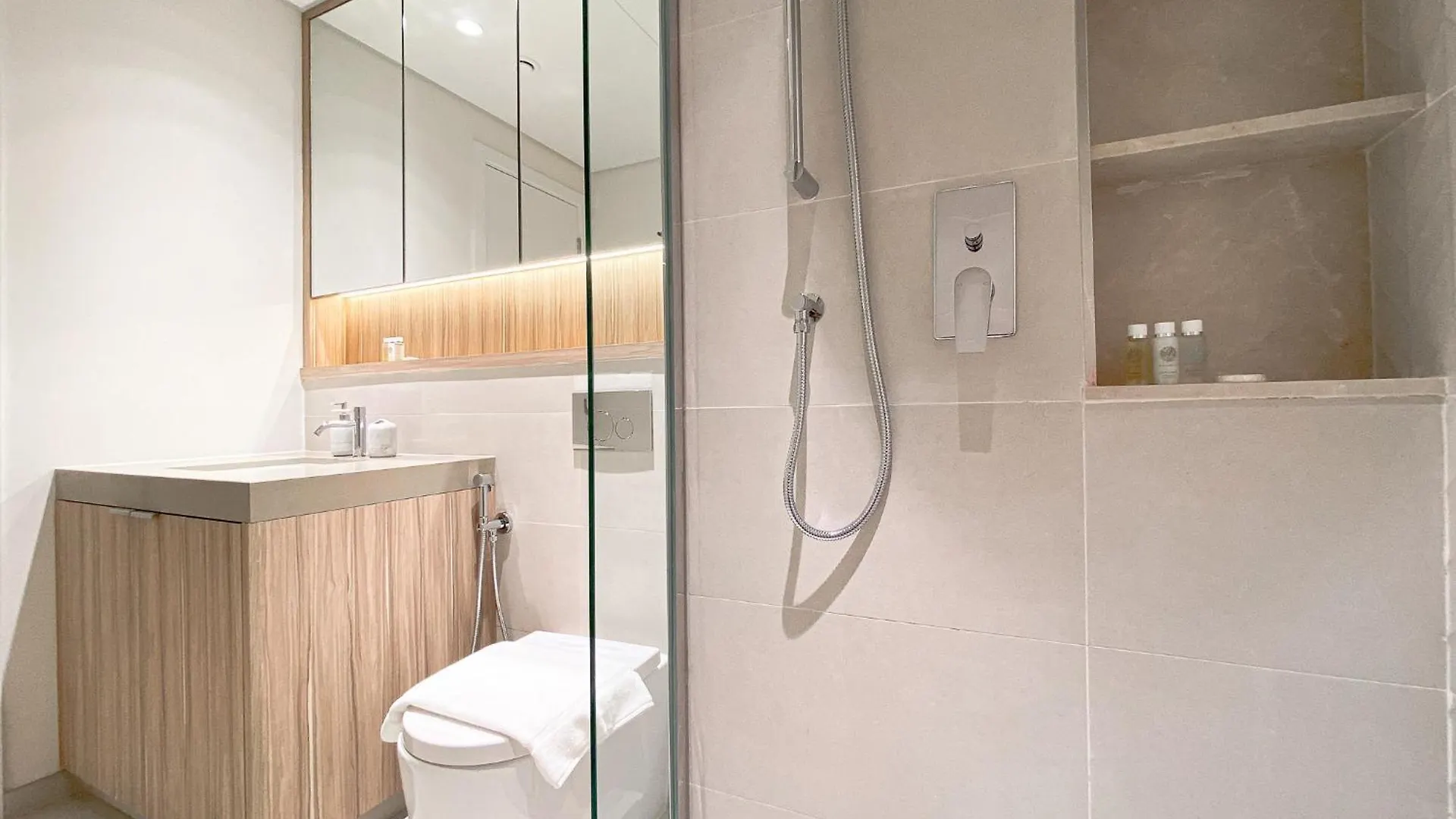 Wilton Terrace Charm- Stylish 1-Bedroom In Mbr City With A Pool View Dubai